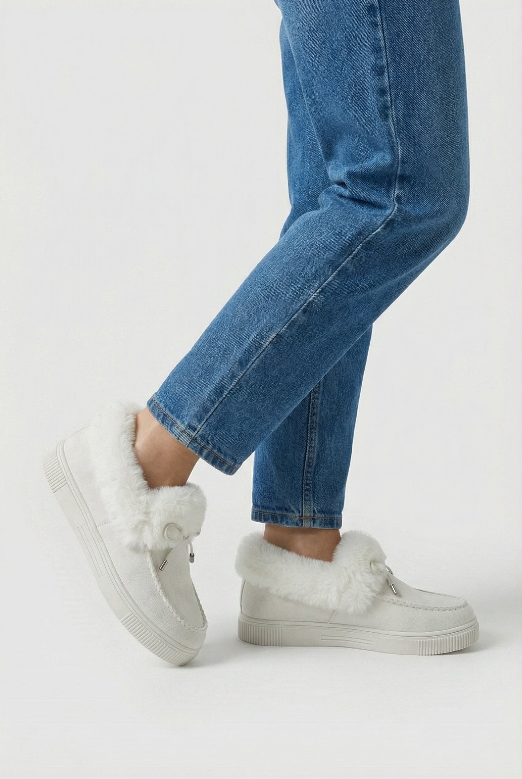 Victoria insulated winter boots by Lumina Wear featuring a cozy lining and stylish design in white, size 35.