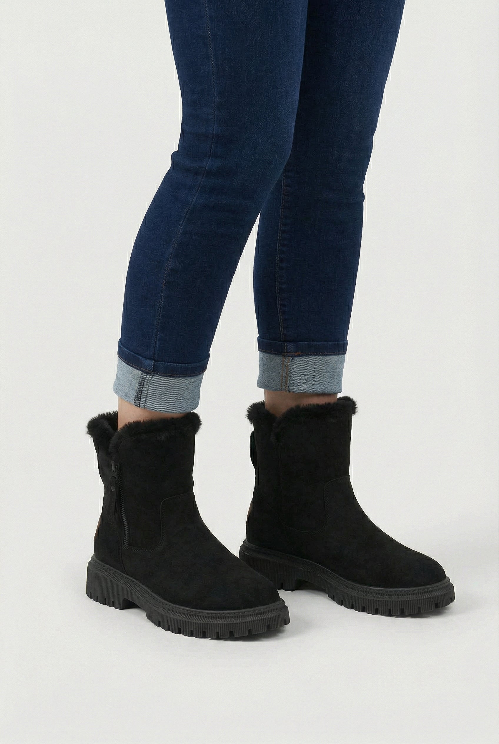 Victoria Lumina black waterproof winter boots for women, stylish with a sleek design and sturdy sole, ideal for cold weather.