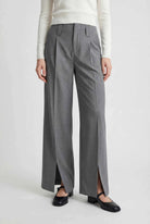 Victoria Lumina Wear tailored gray pleated trousers with stretch for comfort, featuring a classic fit and stylish design.
