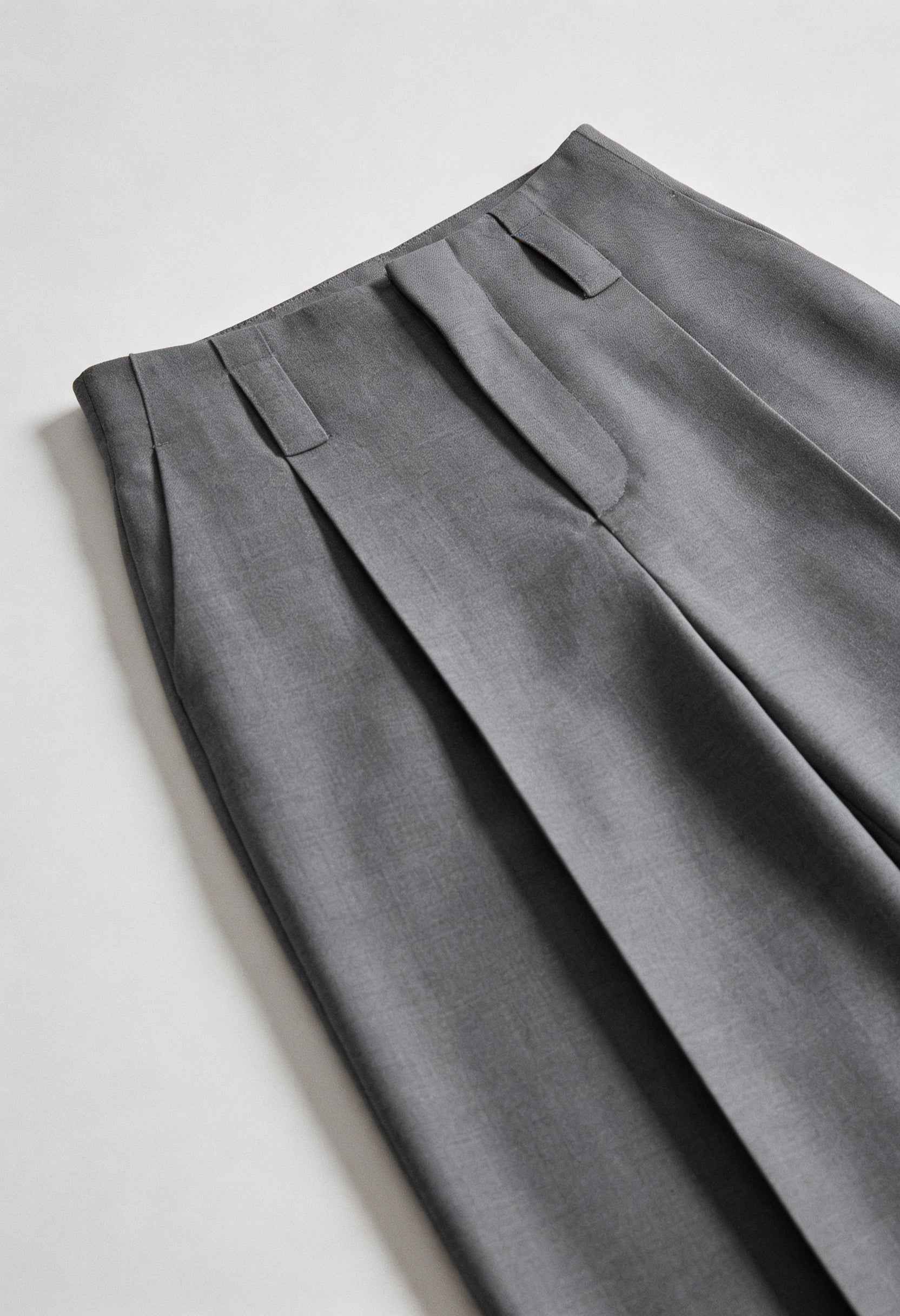 Victoria Lumina Wear tailored gray pleated trousers with stretch comfort, featuring a classic fit and stylish design.