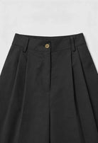 Victoria Lumina high-waisted black palazzo pants for women, tailored fit, wide-leg style, made of comfortable fabric.