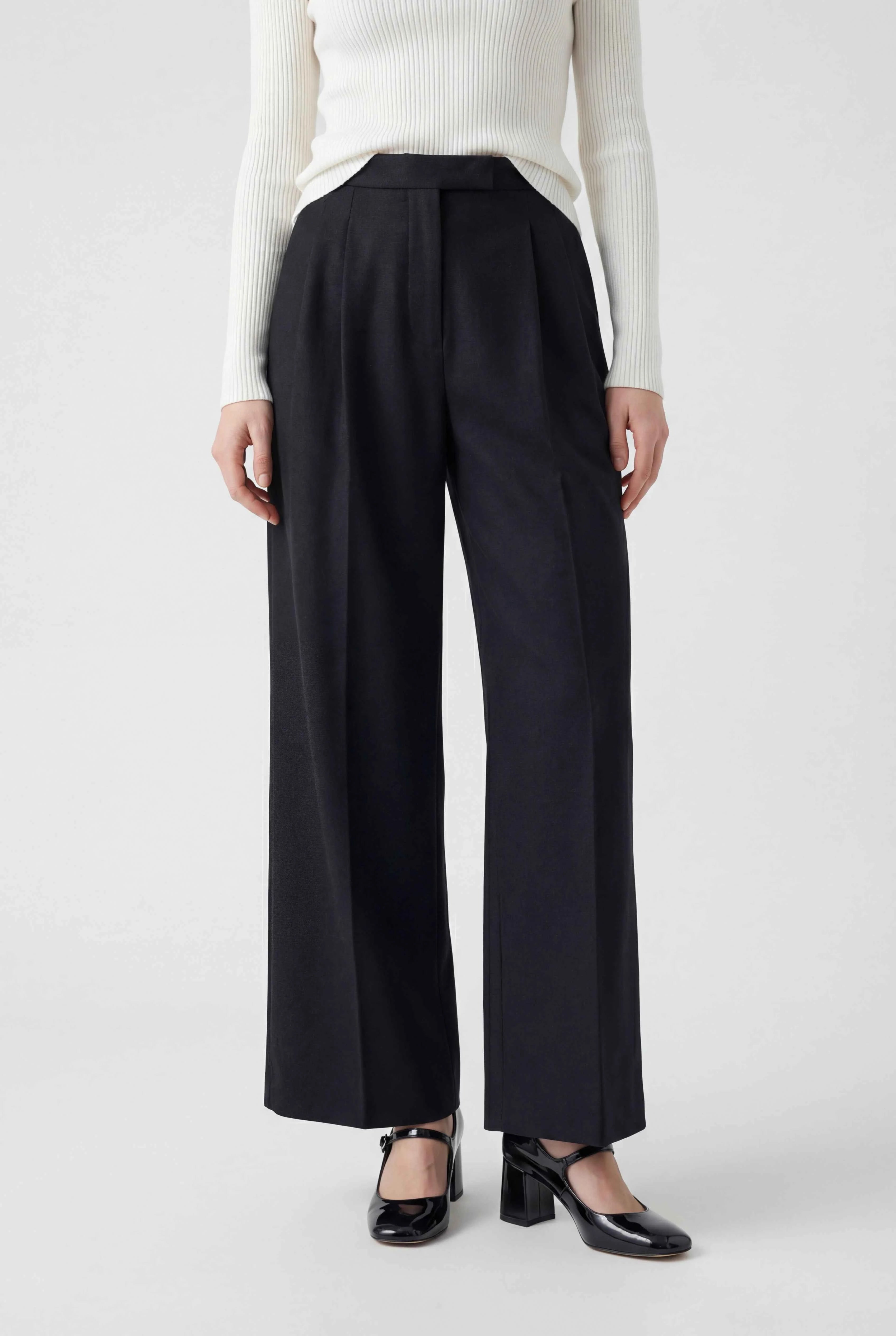 Victoria Lumina women's high-waisted black trousers with a tailored fit and comfortable design, shown on a model.