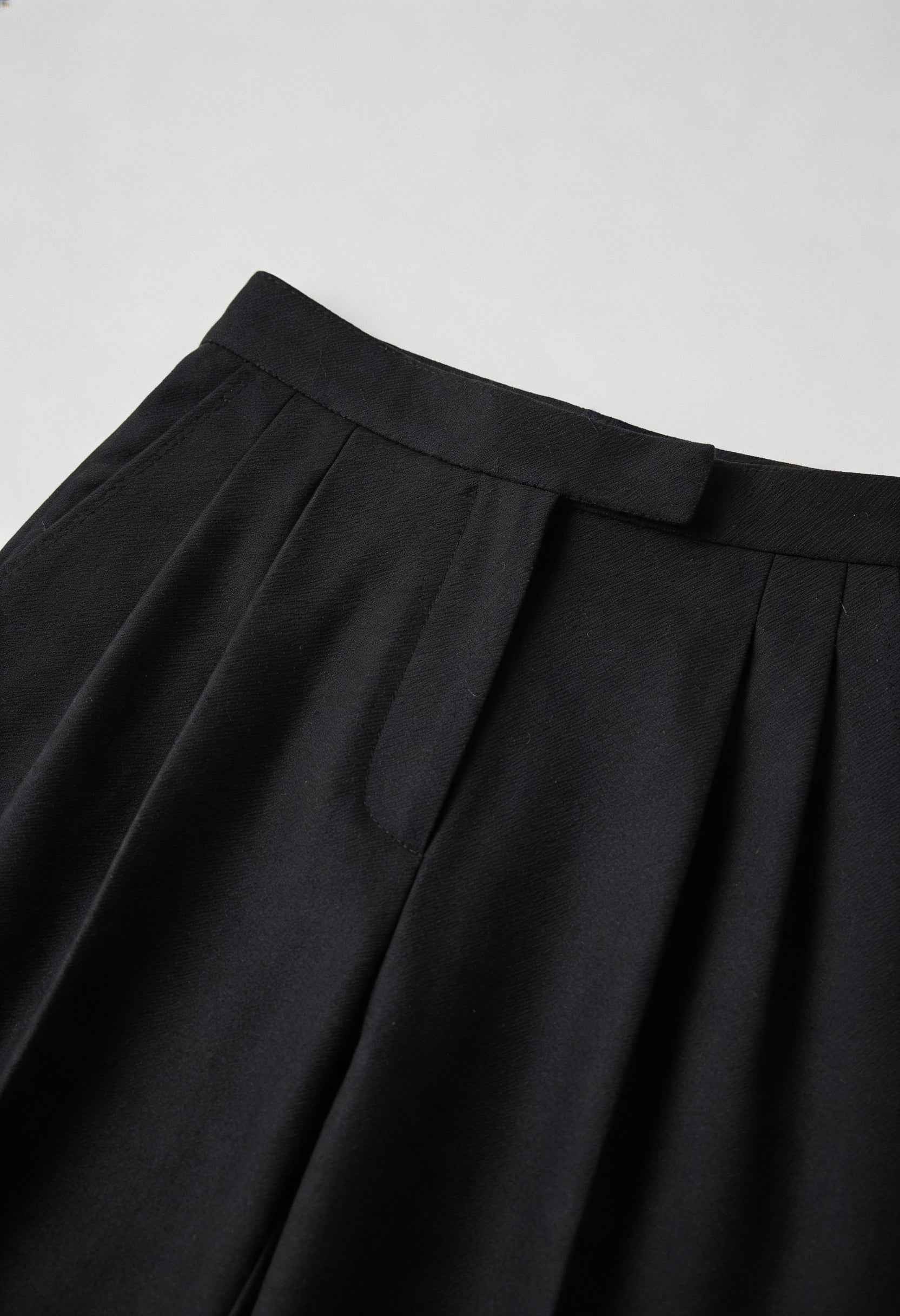 Victoria Lumina high-waisted black women's trousers with tailored fit and comfortable fabric, shown on a model.