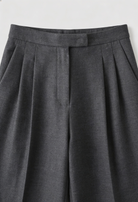 Victoria Lumina high-waisted gray trousers with tailored fit and elegant draping, shown on a model, in size XS.