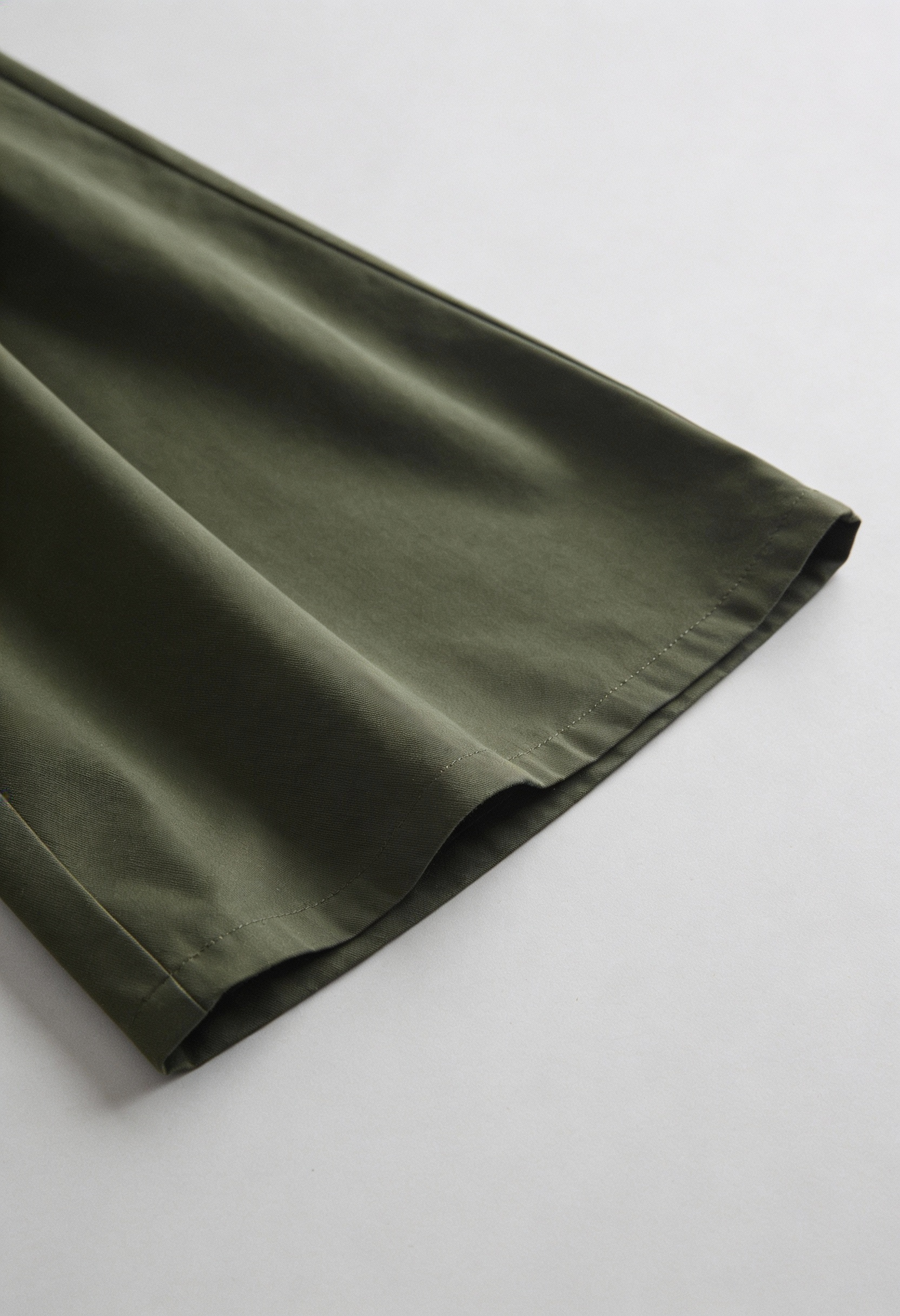 Victoria Lumina high-waisted wide-leg trousers for women in army green, tailored fit, stylish and comfortable for everyday wear.